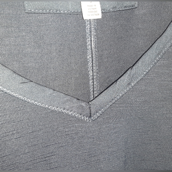 Pure + Good Anthropologie V-Neck Tee Long Sleeve Satin Trim Women Top - Picture 3 of 6